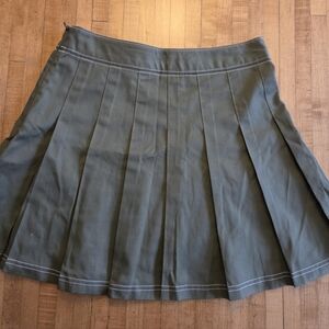 Classic Cotton/Polyester Green Pleated Skirt With White Whipstitching, Size 27